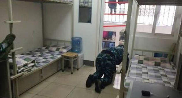 Asker yerleri yalayarak temziledi