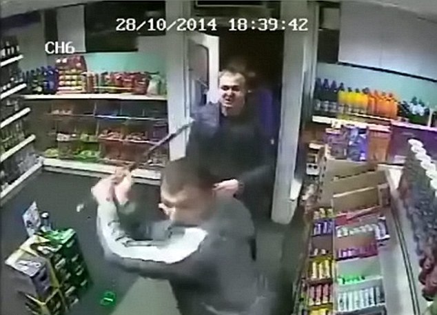 Saldırganlar kasiyeri böyle dövdü