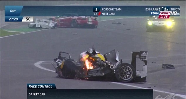 Mark Webber'in aracı alev topuna döndü! Mark Webber'in aracı alev topuna döndü!