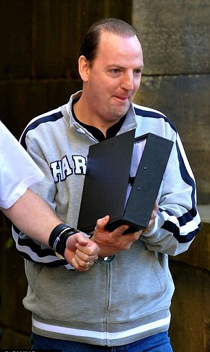 8 milyon sterlinlik tabloyu yumrukladı, 6 yıl hapis aldı 8 milyon sterlinlik tabloyu yumrukladı, 6 yıl hapis aldı