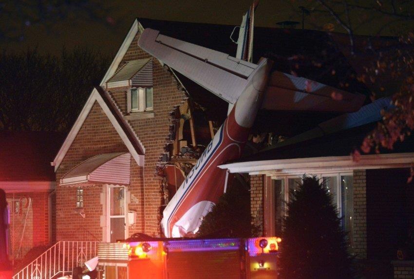 Kargo uçağı evin üzerine düştü! Kargo uçağı evin üzerine düştü!