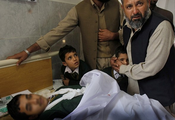 Pakistan'da kanlı okul baskını!