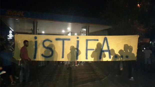 Taraftarlar Samandıra'ya meşale fırlattı Taraftarlar Samandıra'ya meşale fırlattı