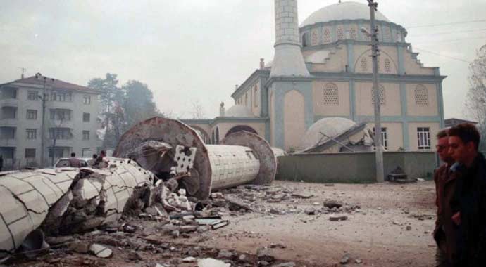 Düzce depreminin üzerinden tam 15 yıl geçti! Acısı hala taze Düzce depreminin üzerinden tam 15 yıl geçti! Acısı hala taze