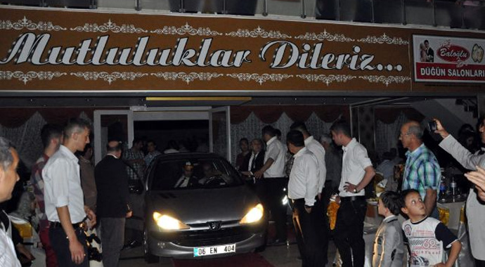 Düğünde elektrik kesilince bakın ne yaptılar?