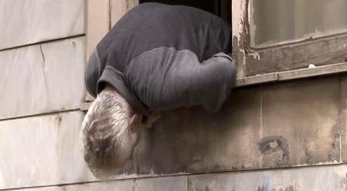 Şişli'de esrarengiz ölüm! Pencerede ölü bulundu