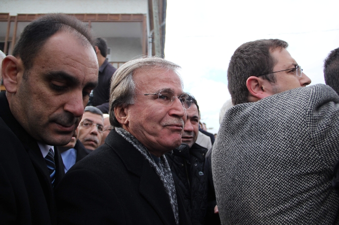 Mehmet Ali Şahin karısını gözyaşları ile uğurladı