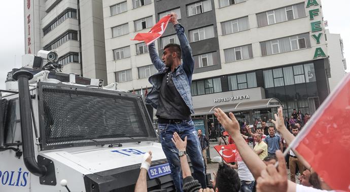 Samsun'da 500 kişi HDP mitingini bastı: 10 gözaltı