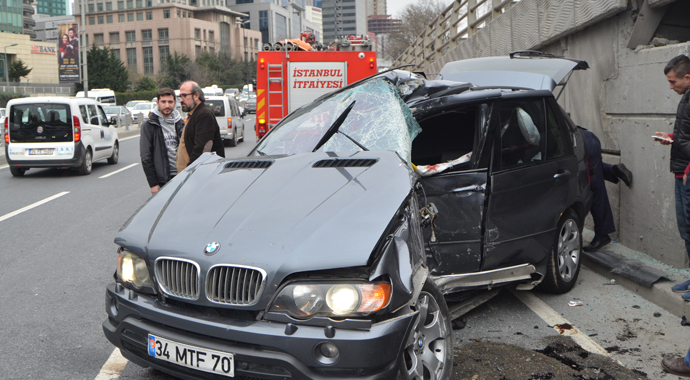 Ünlü sanatçının yeğeni kaza yaptı! Ünlü sanatçının yeğeni kaza yaptı!