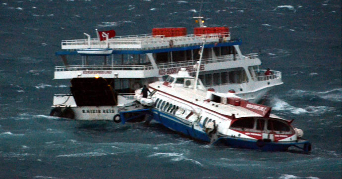 Deniz otobüsünü kurtarmak isterken çarptı