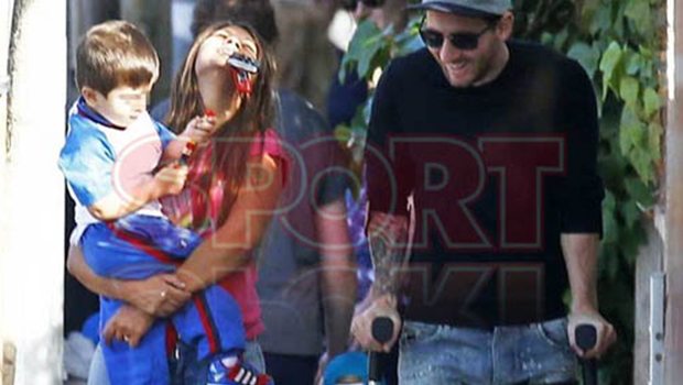 Lionel Messi koltuk değnekleriyle... Lionel Messi koltuk değnekleriyle...