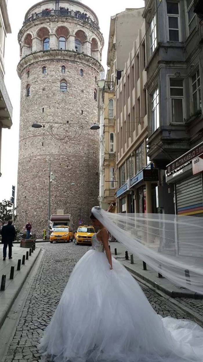 Gelinliklerini Galata Kulesi'nde tanıttı