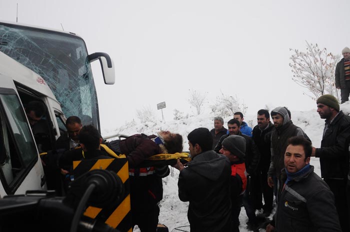 Öğretmen servisi ile  otobüs çarpıştı: 2 ölü çok sayıda yaralı