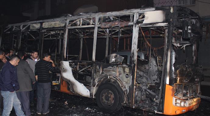Gaziantep'te içi yolcu dolu otobüsü ateşe verdiler