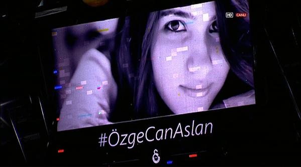 Galatasaray Balıkesirspor maçına Özgecan pankartıyla çıktı Galatasaray Balıkesirspor maçına Özgecan pankartıyla çıktı