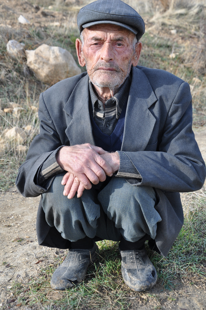 Ölen madencinin babasına valilik yeni lastik ayakkabı aldı Ölen madencinin babasına valilik yeni lastik ayakkabı aldı