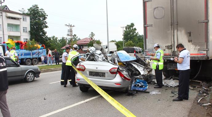 Otomobil park halindeki kamyona çarptı: 2 ölü Otomobil park halindeki kamyona çarptı: 2 ölü