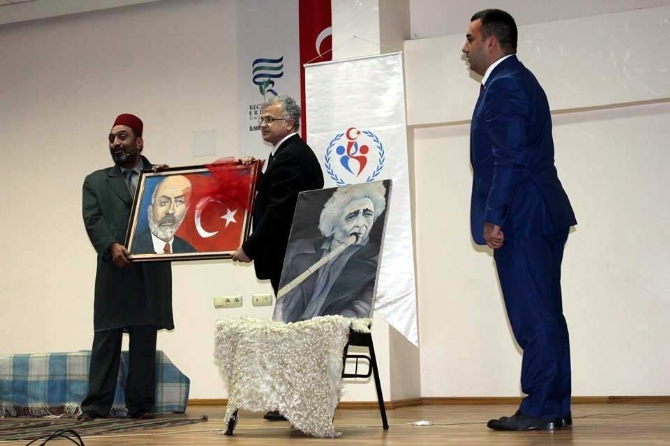 Ahmet Yenilmez 'Mehmet Akif Ersoy' karakteriyle hayran bıraktı