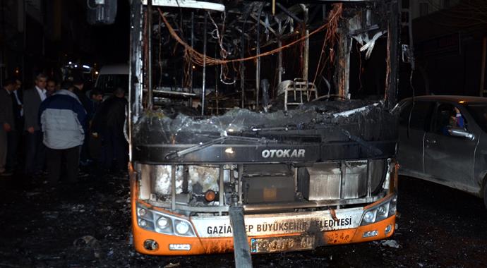 Gaziantep'te içi yolcu dolu otobüsü ateşe verdiler