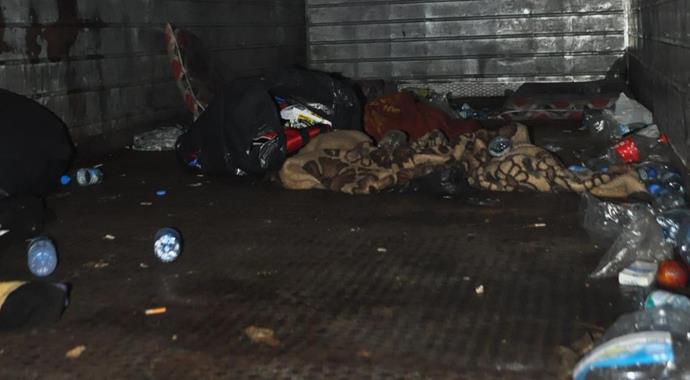 Havasız kalan 60 göçmen ölümden son anda kurtarıldı Havasız kalan 60 göçmen ölümden son anda kurtarıldı