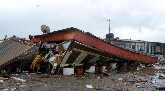 Fırtına minareyi devirdi, lokantayı yıktı Fırtına minareyi devirdi, lokantayı yıktı