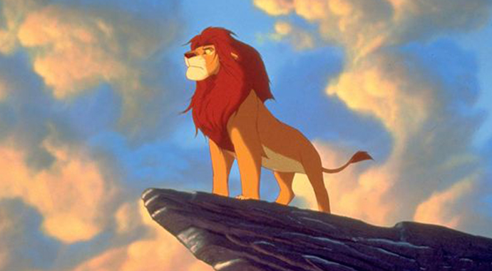 Fotoğrafçılara 'Aslan kral' pozu verdi