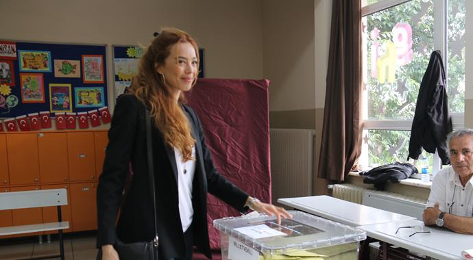 Bebek'te ünlü isimler oylarını kullandı