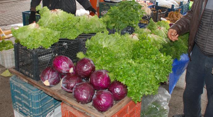 Pazar tezgahlarına kar düştü Pazar tezgahlarına kar düştü