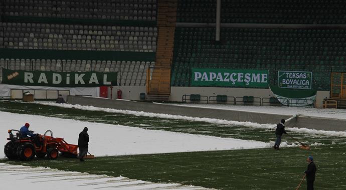 Bursa Atatürk Stadı'nda kar temizliği Bursa Atatürk Stadı'nda kar temizliği