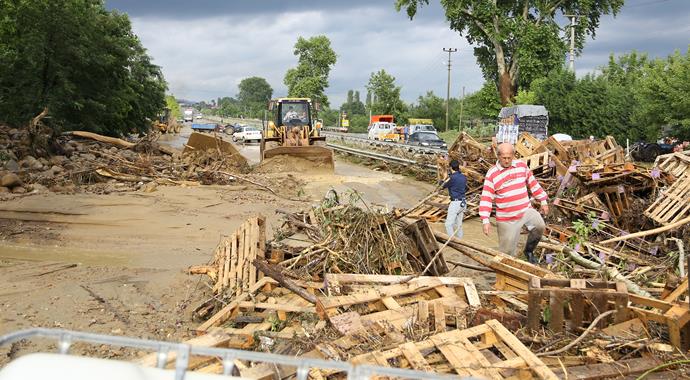 D-100 karayolu sel nedeniyle ulaşıma kapandı