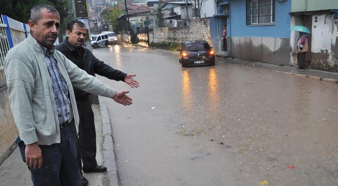 İzmir'de yağmur etkili oldu, yollar göle döndü İzmir'de yağmur etkili oldu, yollar göle döndü