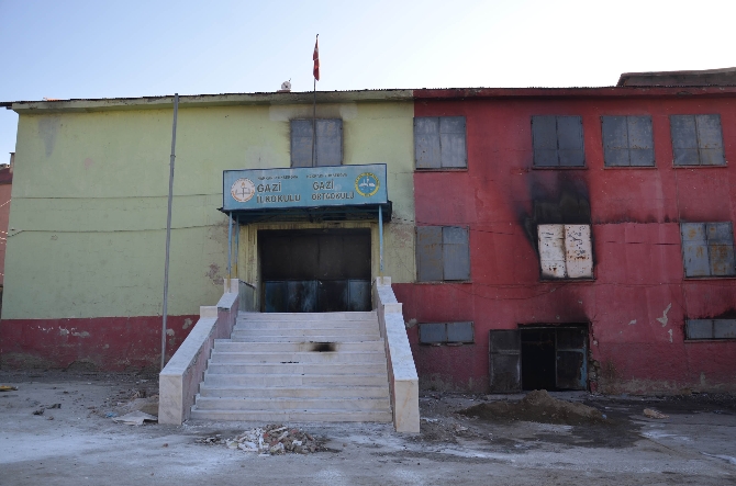 Hakkari'de bir okul daha yakıldı