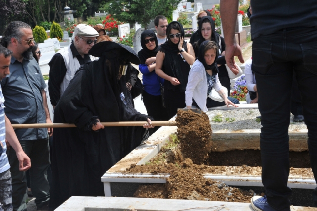 Bülent Ersoy cenazeye böyle katılınca olay oldu!