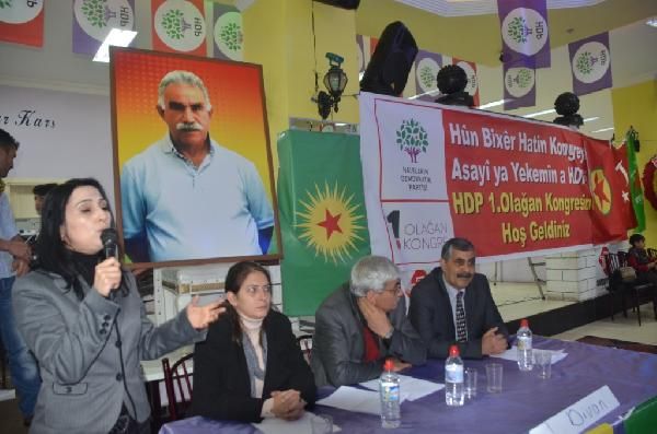 HDP kongresinde Türk bayrağını onun yanına astılar