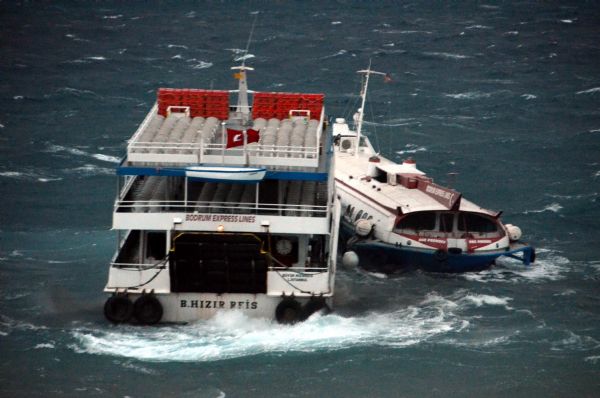 Deniz otobüsünü kurtarmak isterken çarptı