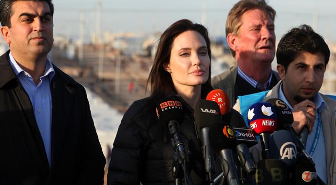 Angelina Jolie Ezidileri ziyaret etti Angelina Jolie Ezidileri ziyaret etti
