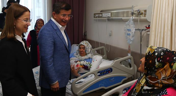 Davutoğlu kulağına ezan okuduğu bebeğe isim verdi