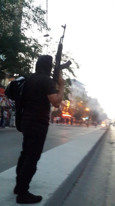 İstanbul'da polise bombalı ve silahlı saldırı