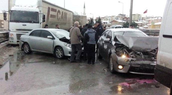 Kocaeli'nde zincirleme trafik kazası: 10 yaralı Kocaeli'nde zincirleme trafik kazası: 10 yaralı