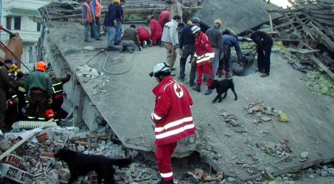 Düzce depreminin üzerinden tam 15 yıl geçti! Acısı hala taze Düzce depreminin üzerinden tam 15 yıl geçti! Acısı hala taze