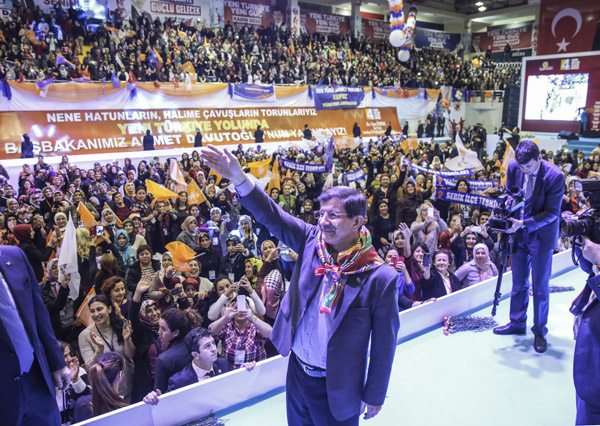 Başbakan Davutoğlu'nu kadınlar korudu Başbakan Davutoğlu'nu kadınlar korudu