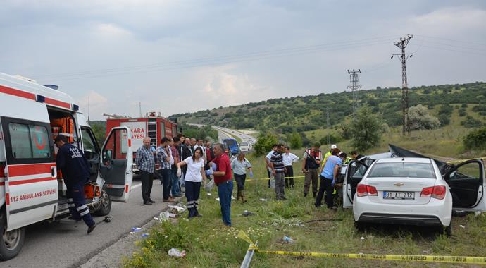 Ankara'da feci kaza: 3 ölü, 5 yaralı Ankara'da feci kaza: 3 ölü, 5 yaralı