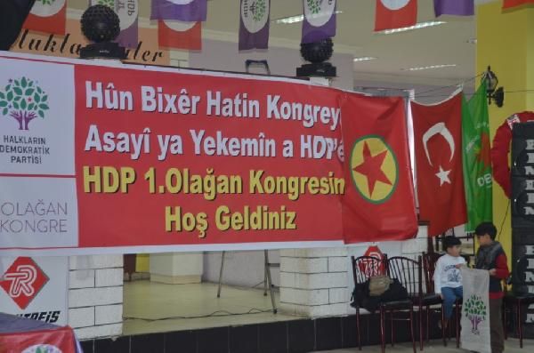 HDP kongresinde Türk bayrağını onun yanına astılar