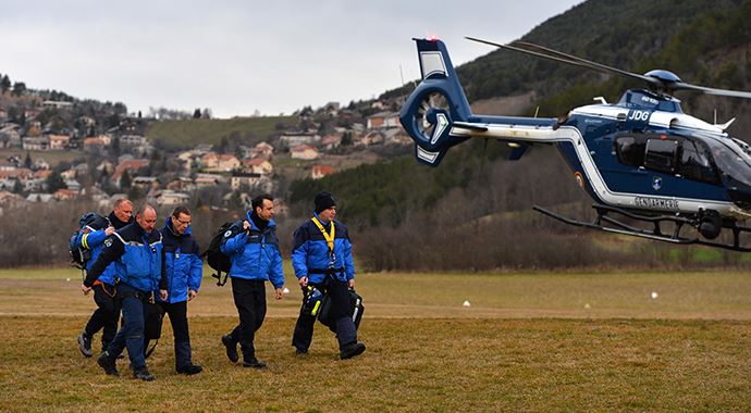 Valls: 'Enkazdaki arama çalışmaları uzun sürebilir' Valls: 'Enkazdaki arama çalışmaları uzun sürebilir'