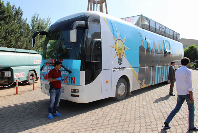 AK Parti seçim otobüsüne saldırı AK Parti seçim otobüsüne saldırı