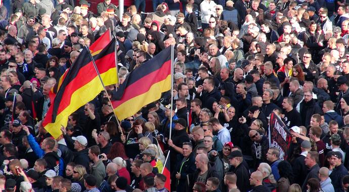 Almanya karıştı! Neonaziler polisle çatıştı Almanya karıştı! Neonaziler polisle çatıştı