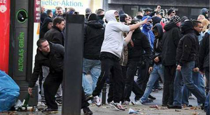 Almanya karıştı! Neonaziler polisle çatıştı Almanya karıştı! Neonaziler polisle çatıştı