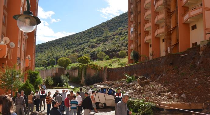 Merisin'de istinat duvarı çöktü, 13 araç kağıt gibi ezildi