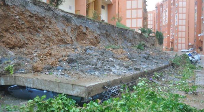 Merisin'de istinat duvarı çöktü, 13 araç kağıt gibi ezildi