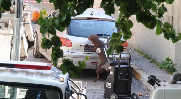 Beyoğlu'nda şüpheli araçtan uzun namlulu silah ve pompalı tüfek çıktı